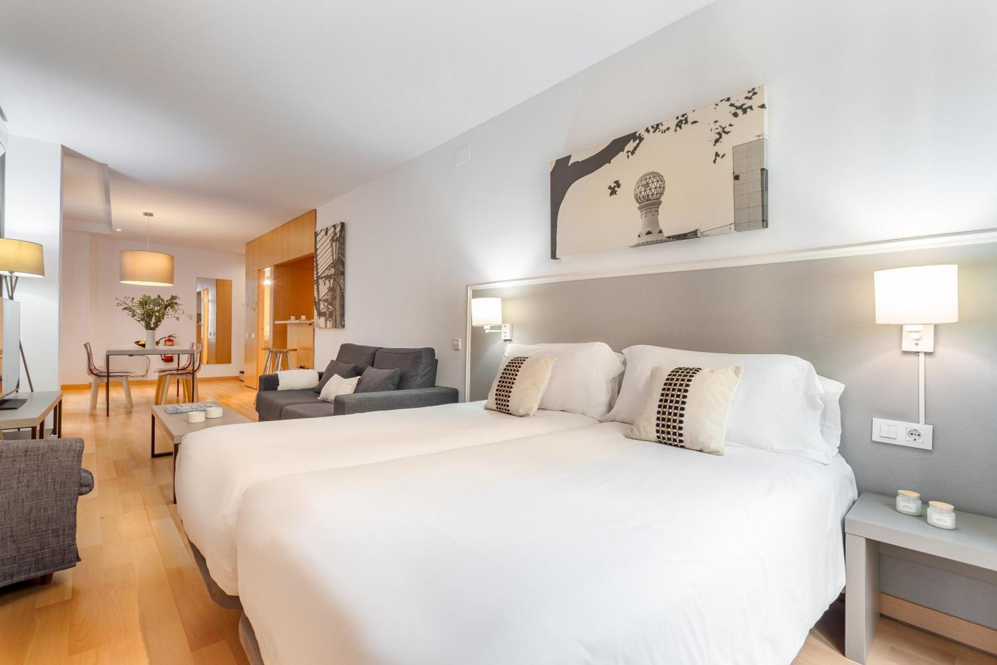 Aspasios Plaza Real Apartments — Photos 3